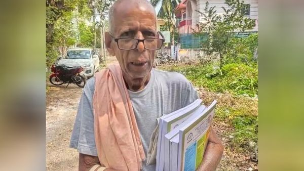 82 வயசிலும் காலேஜுக்கு போகும் தாத்தா.. மயிலாடுதுறையில் ஆச்சரியமான சம்பவம்.. இப்ப 25வது பட்டம்