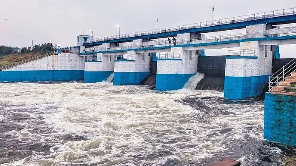 மிரட்டும் மழை.. புழல் ஏரியிலிருந்து உபரி நீர் திறப்பு! கரையோர மக்களுக்கு வெள்ள அபாய எச்சரிக்கை