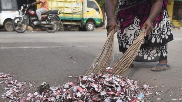 தீபாவளி நாளில் வெடித்து சிதறிய பட்டாசுகள்.. தூய்மை பணியாளர்களுடன் களமிறங்கிய திராவிடர் விடுதலை கழகம்