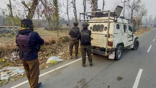 பதுங்கி பாய்ந்த பயங்கரவாதிகள்.. சுட்டு வீழ்த்திய பாதுகாப்பு படையினர்! ஜம்மு காஷ்மீரில் பரபரப்பு