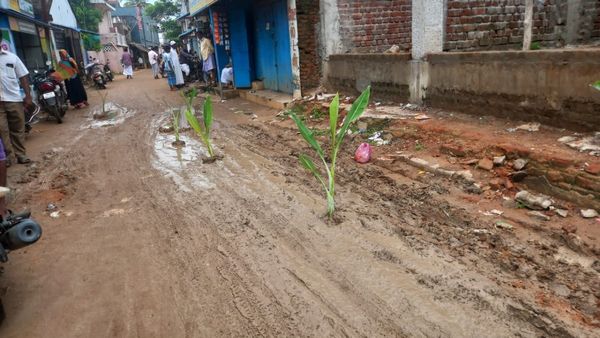 தஞ்சையில் குண்டும் குழியுமான சாலைகள்.. வினோதமாக எதிர்ப்பை காட்டிய மக்கள்!