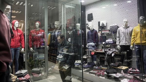 புது ஜீன்ஸ் கூட வாங்க முடியாத அளவுக்கு விலையேற்றம்.. உச்சத்தில் பணவீக்கம்.. தத்தளிக்கும் அர்ஜென்டினா