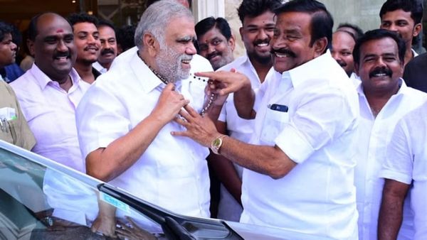 அமைச்சர் ஐ.பெரியசாமிக்கு வெள்ளி கருங்காலி மாலை அணிவித்த கே.என்.நேரு! திமுகவையும் விட்டு வைக்கலையே!