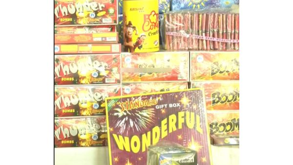 80% ரேட் கம்மி.. ஓடுங்க ஓடுங்க.. குறைந்த விலையில் பட்டாசுகள்.. அரசு அங்காடியின் தீபாவளி ஆஃபர்!