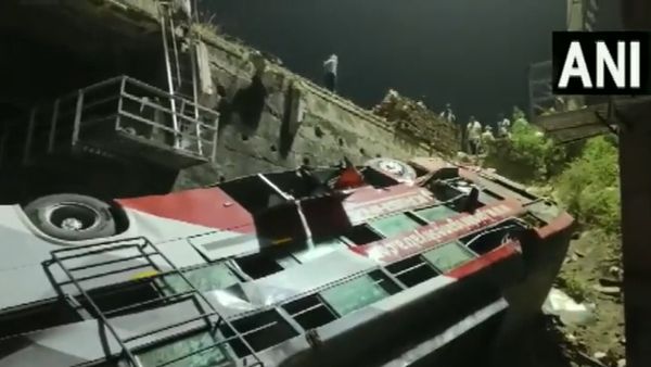 கட்டுப்பாட்டை மீறி ரயில்வே மேம்பாலத்திலிருந்து கவிழ்ந்த பேருந்து! 4 பேர் பலி.. ராஜஸ்தானில் சோகம்