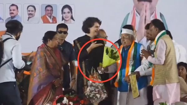 'எங்க பூவை காணோம்..' காலி பூங்கொத்தை கொடுத்த காங்கிரஸ் நிர்வாகி! குலுங்கி சிரித்த பிரியங்கா! கலகல