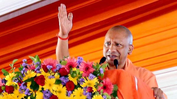 உ.பியில் 1.75 கோடி குடும்பத்தினருக்கு இலவச கேஸ் சிலிண்டர் அளித்த யோகி.. மற்றுமொறு மேஜர் அறிவிப்பு