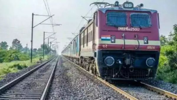 பிரேக் பிடிக்கல.. குறுக்கே வந்த மாடு மீது மோதி தடம்புரண்ட சோரனூர் எக்ஸ்பிரஸ் ரயில்.. அலறிய பயணிகள்