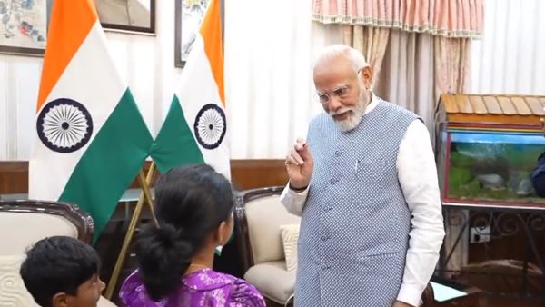 குழந்தைகளோடு குழந்தையான பிரதமர் மோடி.. நாணயத்தை வைத்து மேஜிக்? இணையத்தை கலக்கும் வீடியோ