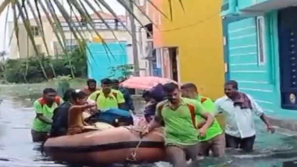 இரவில் பெய்த பேய்மழை.. வீடுகளை சூழ்ந்த வெள்ளம்.. செங்குன்றத்தில் தவித்த மக்கள் படகு மூலம் மீட்பு