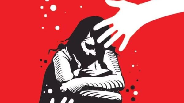 காதல் மொழி பேசிய காதலன்.. மேலே படர்ந்த 3வது கை! பட்டியலின சிறுமிக்கு நேர்ந்த சோகம்.. அலறிய கர்நாடகா