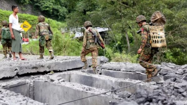 மிசோரம்: 5,000 பொதுமக்களுடன் இந்தியாவிடம் 39 மியான்மர் ராணுவ வீரர்கள் சரண்-திருப்பி அனுப்பப்பட்டனர்!