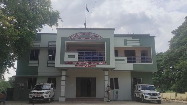 மயிலாடுதுறை எஸ்பி ஆபிஸில், ராத்திரி பூட்டிய ஏசி அறையில் தனிமையில் போலீஸ் ஜோடி.. திடீரென வந்த டிஎஸ்பி