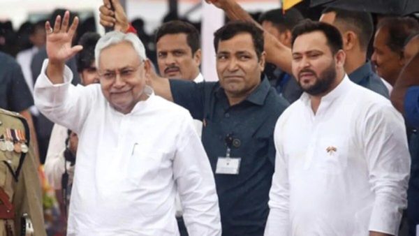 பீகார்:14 ஜேடியூ எம்எல்ஏக்கள்..நிதிஷ் குமார் பதவி காலி? முதல்வர் பதவிக்காக லாலு மகன் தேஜஸ்வி அதிரடி!