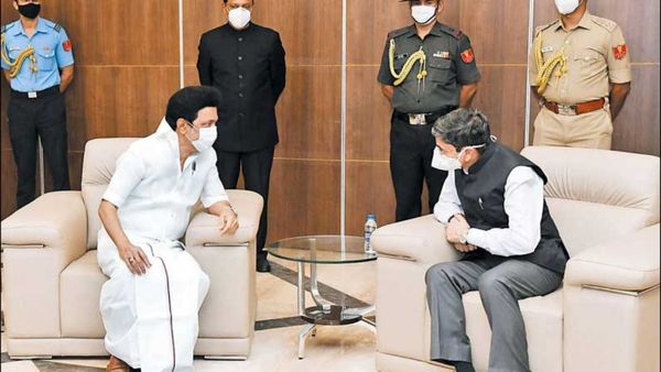 ஆஹா.. ட்விஸ்ட்! இறங்கி வந்த ஆளுநர் ரவி.. மீட்டிங் அழைப்பை தள்ளிப்போட்ட முதல்வர்? காரணம் இதுதானா?