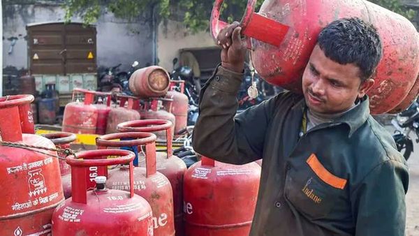 கேஸ் சிலிண்டர் கிடைக்காதா? சமையல் சிலிண்டர் தந்த ஷாக்.. குடோன்லேயே தண்ணி நிக்குதாமே.. மிரளும் சென்னை
