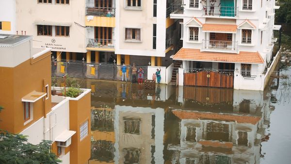 சென்னையில் சாரை சாரையாக வீட்டை காலி செய்யும் மக்கள்.. இங்கெல்லாம் இப்ப செம்ம டிமாண்ட் ஆகிடுச்சு!