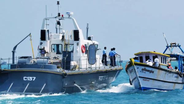 இலங்கை கடற்படை அட்டூழியம்.. தமிழ்நாடு மீனவர்கள் 25 பேர் இன்று கைது.. படகுகள் சேதம்!