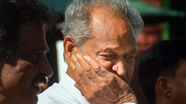 ராஜஸ்தான் முதல்வர் அசோக் கெலாட் சர்தார்புரா தொகுதியில் வெற்றி.. பதவியை ராஜினாமா செய்கிறார்