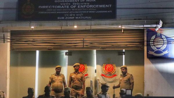 வெளியவே நில்லுங்க..சிஆர்பிஎப்-க்கு மதுரை ED ஆபிஸில் அனுமதி மறுத்த தமிழக போலீஸ்! நள்ளிரவில் பரபரப்பு