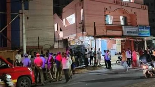 வைக்கோல் லாரிக்குள் 3 டன் வெடிபொருட்கள்.. கோவைக்கு சென்றதா? “சதி வேலை?”.. கையில் எடுத்த பாஜக!