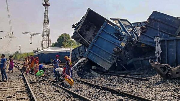 தடம் புரண்ட 2 பெட்டிகள்.. மகாராஷ்டிராவில் ரயில் சேவை பாதிப்பு.. தடம் மாற்றம்.. மத்திய ரயில்வே தகவல்!