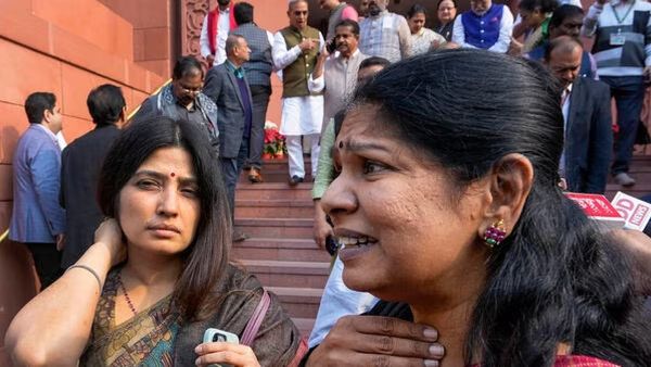 சினிமா தியேட்டர் மாதிரி இருக்கு.. கேள்விக்குறியாகும் பாதுகாப்பு.. கனிமொழி, ஜோதிமணி விளாசல்