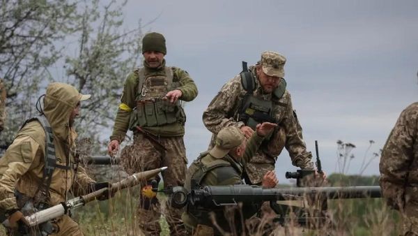 4 கிமீ தொலைவில் இருந்த ரஷ்ய வீரர்.. இன்ச் மாறாமல் தட்டி தூக்கிய உக்ரைன் ஸ்னைப்பர்.. இது புது சாதனை