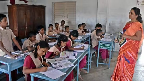 ஆசிரியர்களுக்கு 5 ஆண்டுகளுக்கு இடமாற்றம் இல்லை! தமிழ்நாடு பள்ளிக்கல்வித்துறை அதிரடி உத்தரவு! பின்னணி