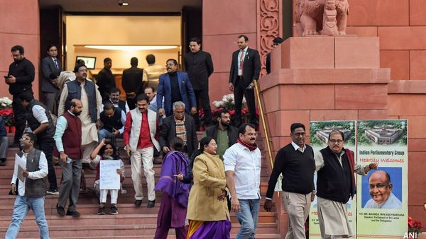 மொத்தம் 140+ எம்பிக்கள் சஸ்பெண்ட்.. இப்போது எதிர்க்கட்சி எம்பிக்கள் எத்தனை பேர் எஞ்சியுள்ளனர்? பரபர