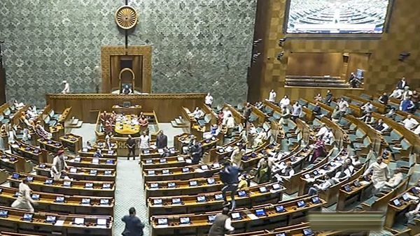 ‛‛என்ட்ரியாகும் சிஐஎஸ்எப்’’.. நாடாளுமன்ற பாதுகாப்பில் பெரிய மாற்றம்.. வெளியேற்றப்பட்ட டெல்லி போலீஸ்