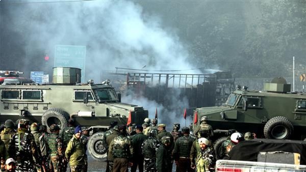 பதற்றம்.. காஷ்மீரில் 2 ராணுவ வாகனம் மீது தீவிரவாதிகள் தாக்குதல்.. 3 வீரர்கள் பலி - துப்பாக்கிச்சண்டை