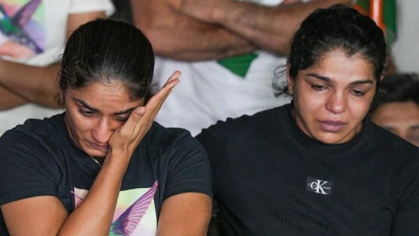 மல்யுத்த போட்டியில் இருந்து விலகுவதாக ஷாக்சி மாலிக் அறிவிப்பு.. கண்ணீருடன் பிரஸ் மீட்டில் பேட்டி