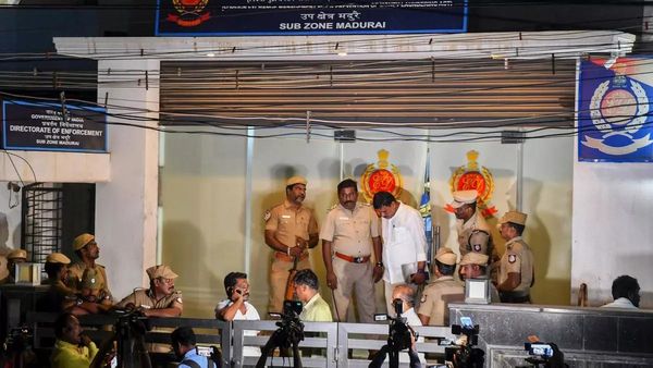 விடாத தமிழக போலீஸ்! மதுரை அமலாக்கத்துறை அதிகாரிகள் மீது பாய்ந்த வழக்கு! பரபரப்பு -முற்றும் மோதல்