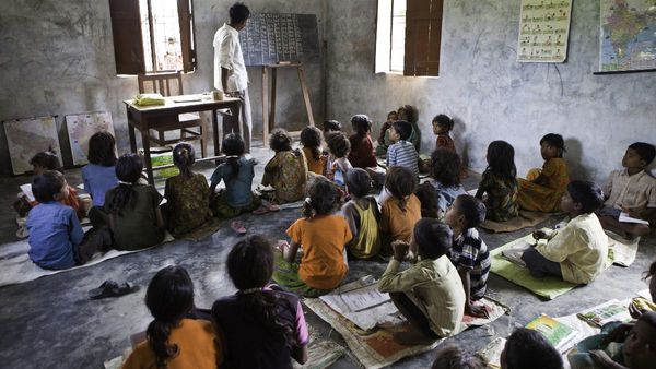 தமிழ்நாட்டில்.. 30% பள்ளிகளில் ஜாதி பாகுபாடு உள்ளது.. குடிக்க கூட தனி குவளை! அதிர வைக்கும் ஆய்வு