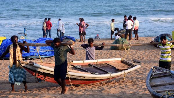“பூதம்” கடலுக்கு நடுவே சுத்தி அடிக்குது.. மீனவர்கள் அந்த பக்கமே போயிடாதீங்க! வானிலை மையம் அலர்ட்