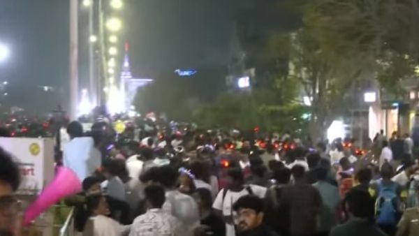 ஹேப்பி நியூ இயர் 2024: புத்தாண்டை கொண்டாட்டத்துடன் வரவேற்ற மக்கள்! சென்னை கடற்கரை சாலைகளில் உற்சாகம்