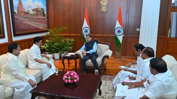 சுமூகமான சந்திப்பு.. மாநில அரசுக்கு தொடர்ந்து ஆதரவளிப்பதாக ஆளுநர் உறுதி.. ராஜ் பவன் வெளியிட்ட தகவல்!