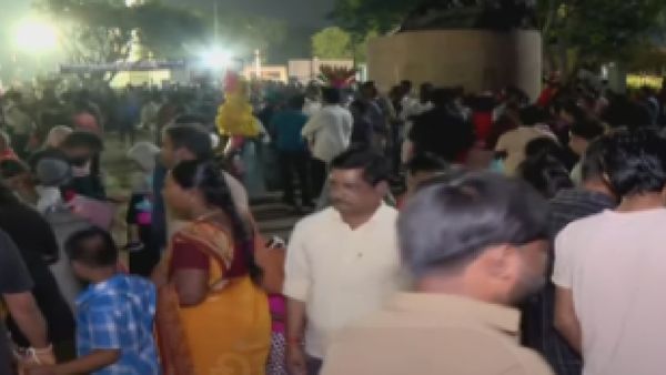 களைகட்டும் புத்தாண்டு கொண்டாட்டம்.. சென்னை மெரினா கடற்கரை சாலையில் குவியும் மக்கள்.. பலர் ஏமாற்றம்!