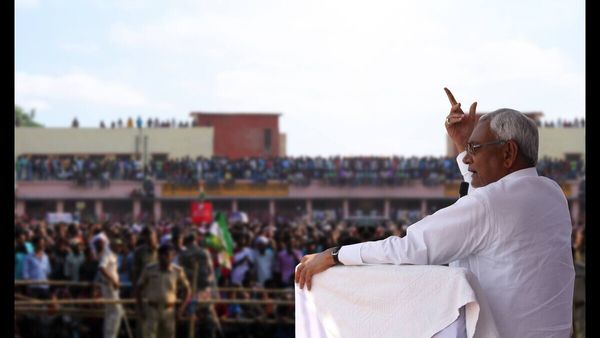 பீகாரில் பரபரப்பு-நிதிஷ் ஆட்சி கவிழும்? ஜேடியூ இரண்டாக உடைகிறது? 11 பேர் ரகசிய ஆலோசனை- பாஜக உஷார்!