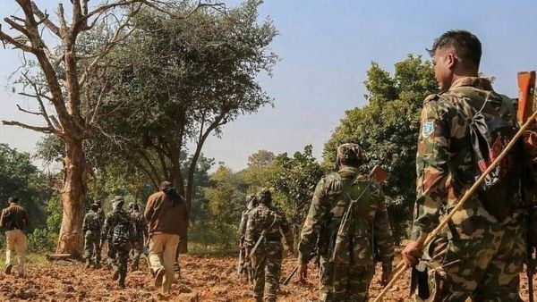 சத்தீஸ்கரில் திடுதிப்பென தலை தூக்கும் மாவோயிஸ்டுகள்- என்கவுண்ட்டரில் 3 நக்சல்கள் சுட்டுக் கொலை!