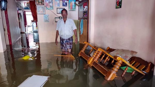 சென்னையில் வீடுகளுக்குள் புகுந்த அழுக்கு நீரை அகற்ற இவ்வளவு தண்டச் செலவா? நாற்றத்தில் மக்கள் தவிப்பு