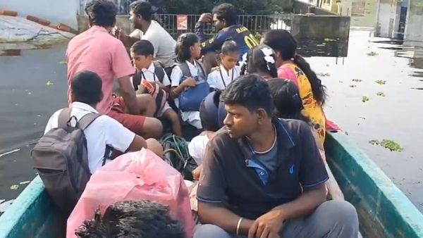 சென்னை பூந்தமல்லி அருகே இன்றும் இடுப்பளவு தண்ணீர்.. படகில் பள்ளிக்கு செல்லும் மாணவர்கள்.. வீடியோ