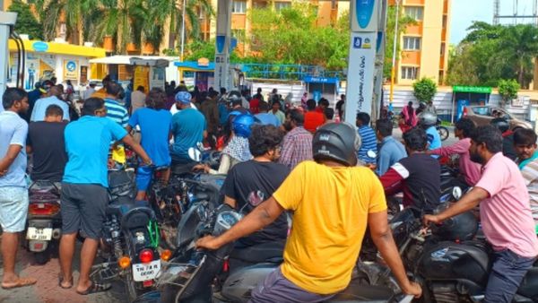 பெட்ரோல் பங்க்களில் நீண்ட வரிசை.. சென்னையில் அலைமோதும் வாகன ஓட்டிகள்.. இதுதான் பெரிய பிரச்சனையே!