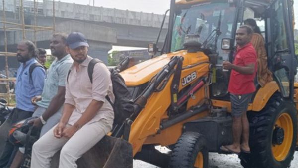 ஜேசிபி வாகனங்களில் வேலைக்கு செல்லும் ஐடி ஊழியர்கள்.. குளம் போல மழைநீர் தேங்கிநிற்கும் நிலையில் அவலம்