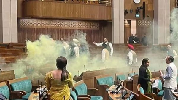 வெளிவரும் உண்மை! லோக்சபாவில் கலர் புகை குண்டு போட்ட நால்வருக்கு 7 நாள் போலீஸ் காவல்! அடுத்து என்ன