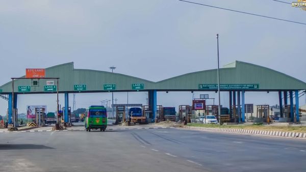 தூத்துக்குடியே மிதக்குது! எல்லையை கூட நெருங்க முடியலை! இதில் டோல்கேட் வசூல் வேற.. மக்கள் வேதனை