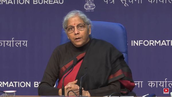 4 கேள்விகளை மாநில அரசு புகுத்திவிட்டு கேட்க சொல்லும்.. நாங்க பதில் தரனுமா? சீறிய நிர்மலா சீதாராமன்!