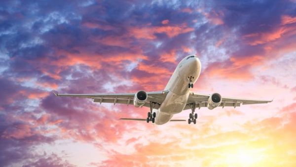 கிறிஸ்துமஸ் பண்டிகைக்கு ஊருக்கு போறீங்களா? விர்ரென உயர்ந்த விமான கட்டணம்.. எவ்வளவு தெரியுமா?