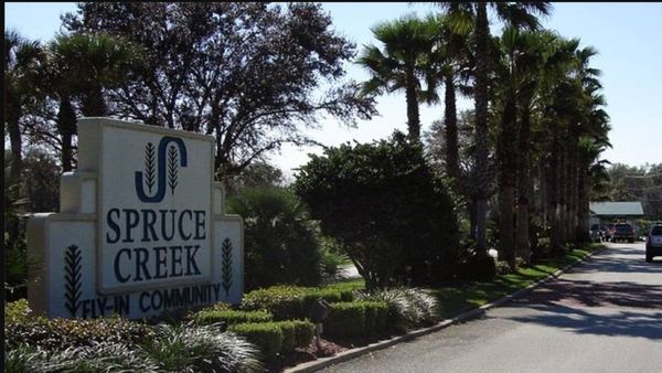 வீட்டுக்கு ஒரு விமானம்.. வீதி முழுதும் பார்க்கிங் செய்யும் கிராம மக்கள்.. ஏன் வைத்திருக்கிறார்கள்?